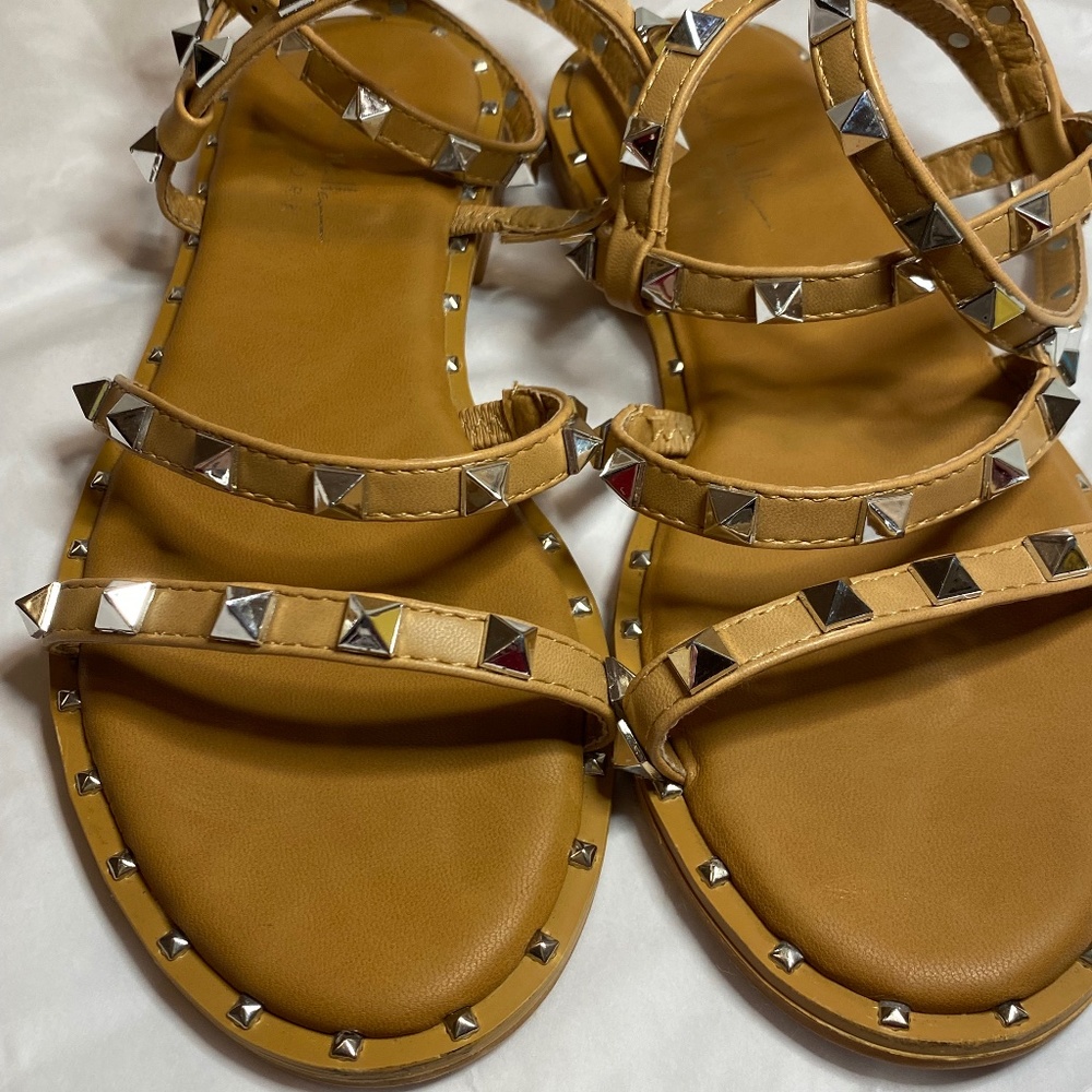Nicole Miller size 7 strap sandals with studs